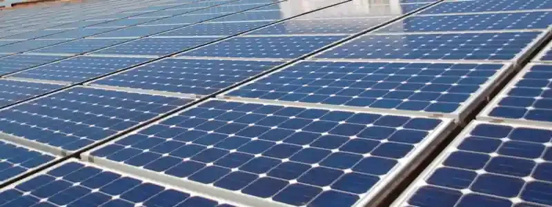 File di pannelli solari blu che coprono un ampio tetto inclinato.