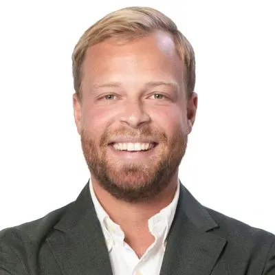 Mäklaren Filip Johansson hos LF Fastighetsförmedling Varberg.