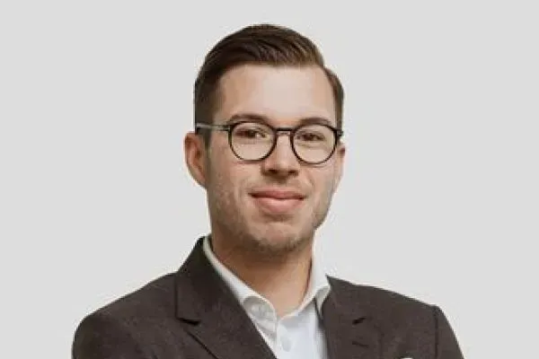 Mäklaren Filip Karlsson hos mäklarbyrån Mäklarhuset Norrköping.