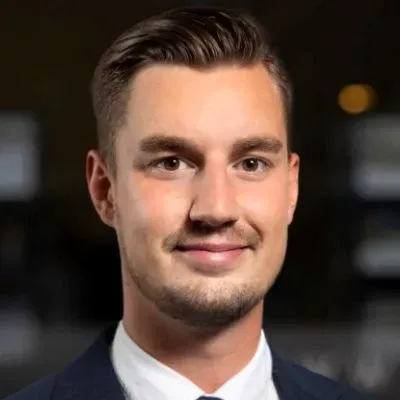 Mäklaren Filip Kolmgren hos Notar Älvsjö.
