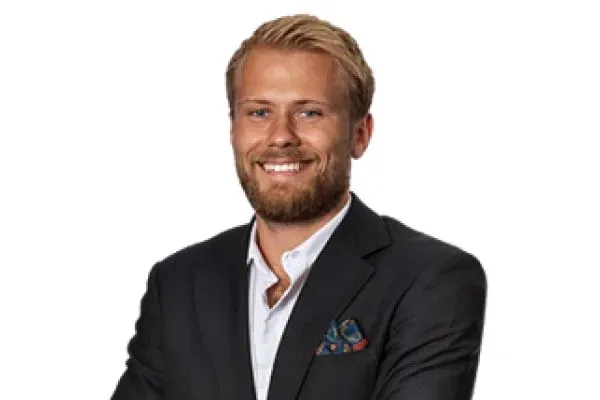Mäklaren Filip Stenbeck hos Erik Olsson Fastighetsförmedling Stockholm.