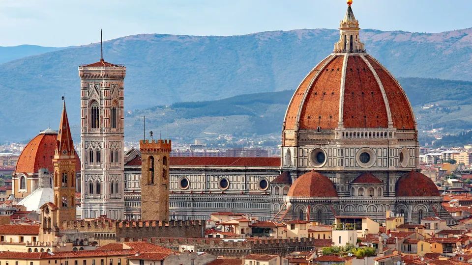 Cattedrale di Firenze con la cupola iconica e il campanile che dominano la città.