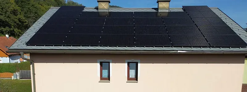 Flamingo Energy GmbH – Wohnhaus mit vollflächig verlegter Photovoltaikanlage auf dem Satteldach.