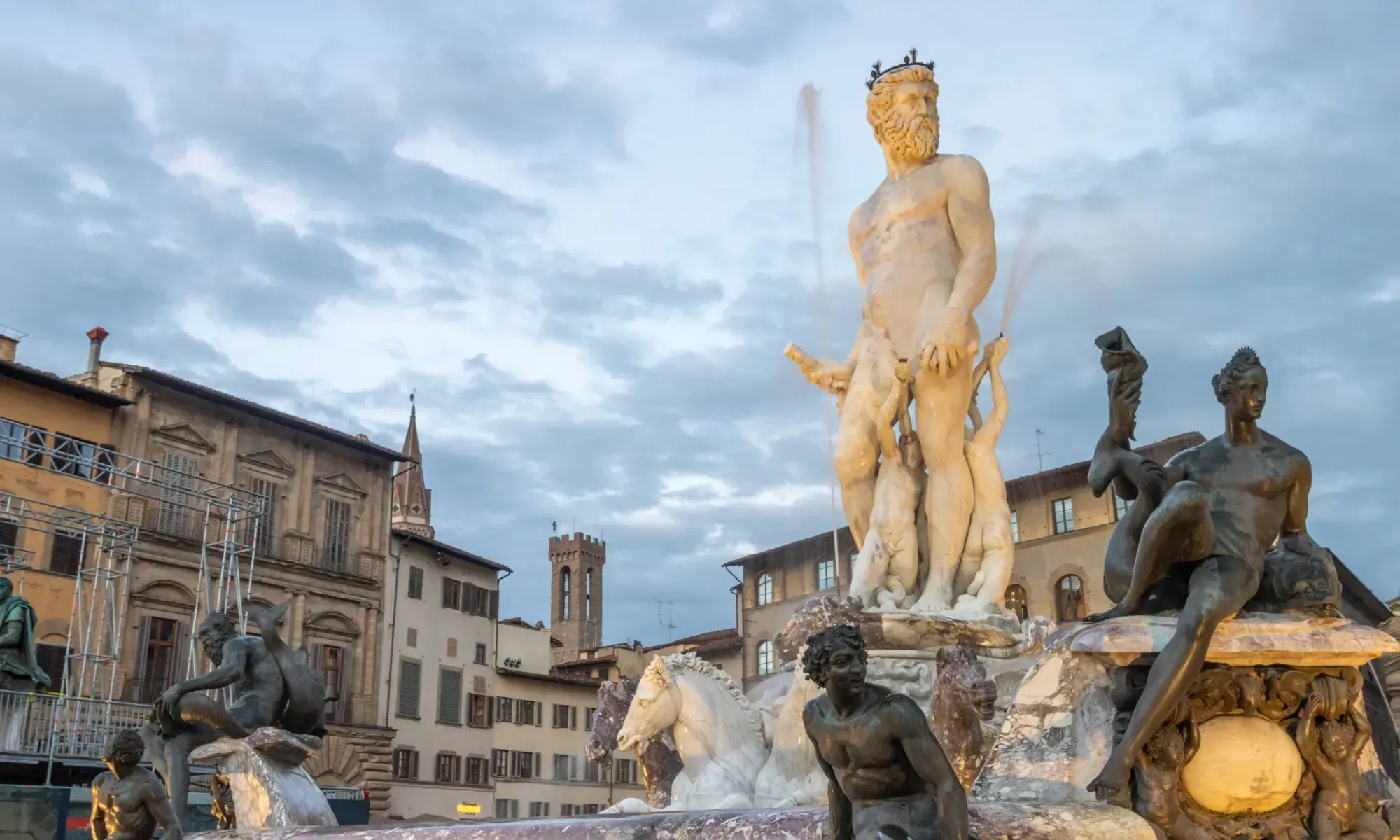 Fontänen Neptunus på Piazza della Signoria i Florens omgiven av historiska byggnader.