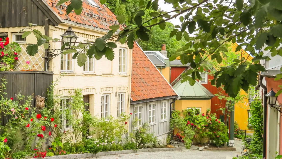 Smal gate med eldre boliger og brostein i Oslo, der adkomst kan påvirke valg av flyttebyrå