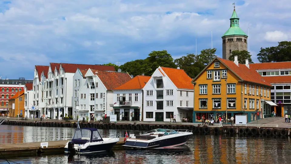 Eldre trehus langs sjøen i Stavanger, der beliggenhet og adkomst kan være relevant ved valg av flyttebyrå