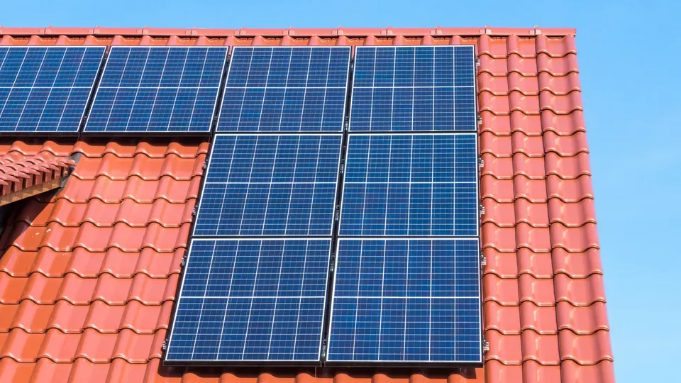 Solceller på taget af et dansk hus