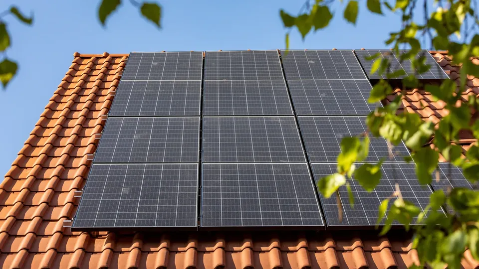Solceller på rødt tag