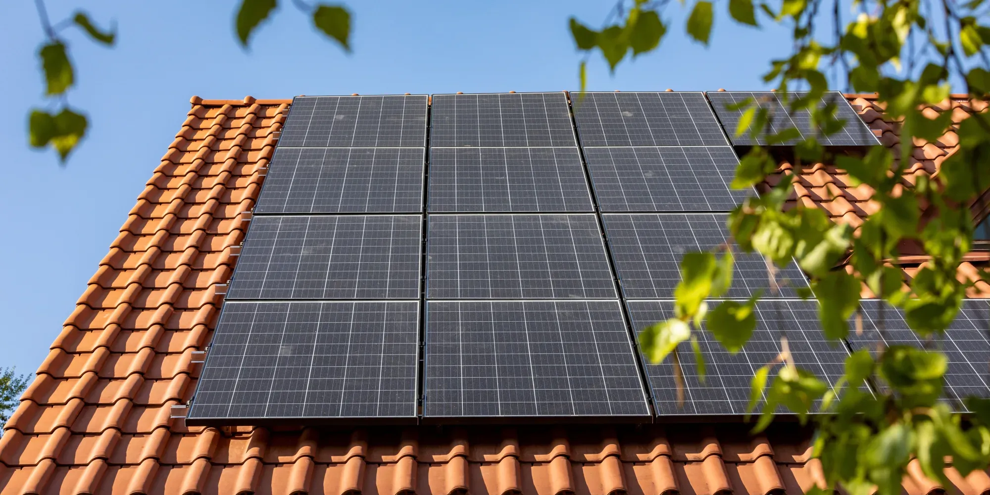 Solceller på rødt tag