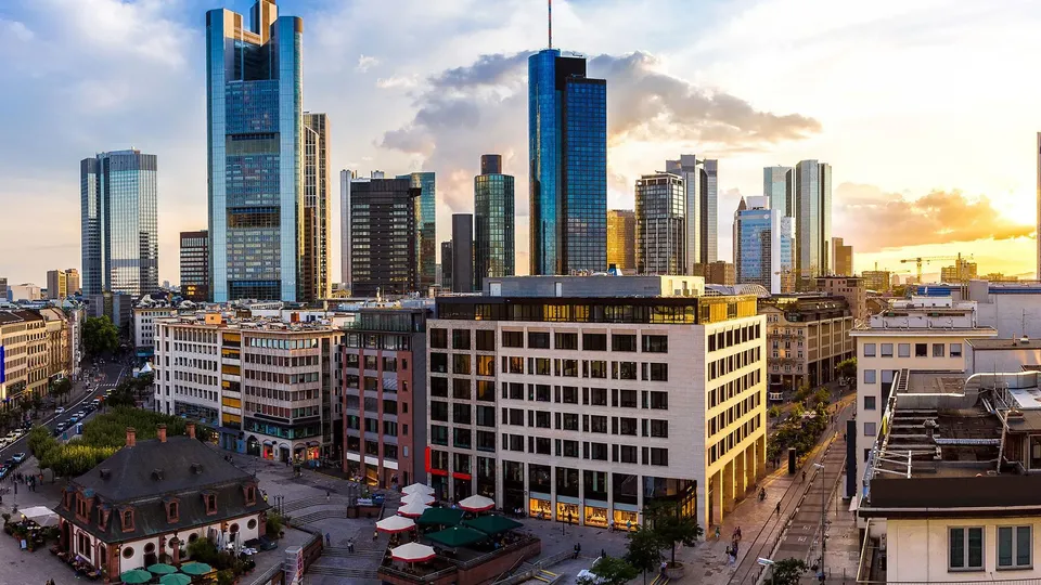 Frankfurter Skyline mit Bürohochhäusern