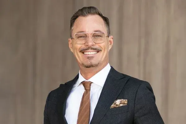 Mäklaren Fredrik Hartman hos Erik Olsson Kungsbacka.