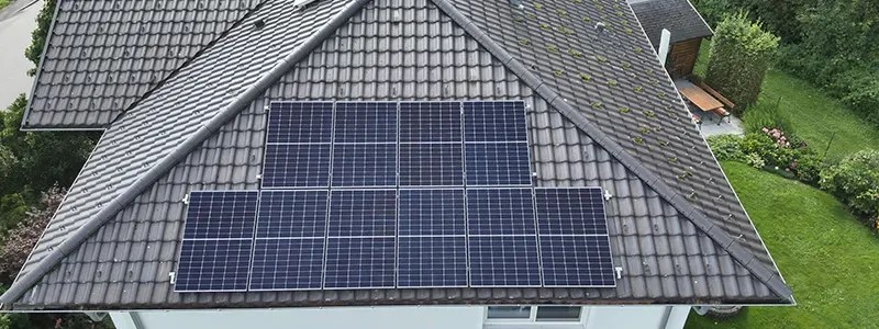 GANGLSolar – Luftaufnahme eines Ziegeldachs mit installierter Photovoltaikanlage.