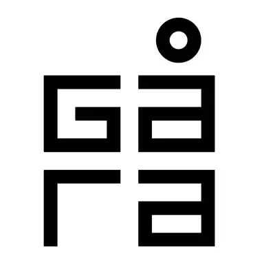 Svart geometrisk logo med kantede bokstaver og en ring over.
