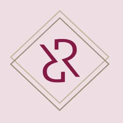 Stilisert ampersand-symbol i burgundy innenfor dobbel diamantrammme.