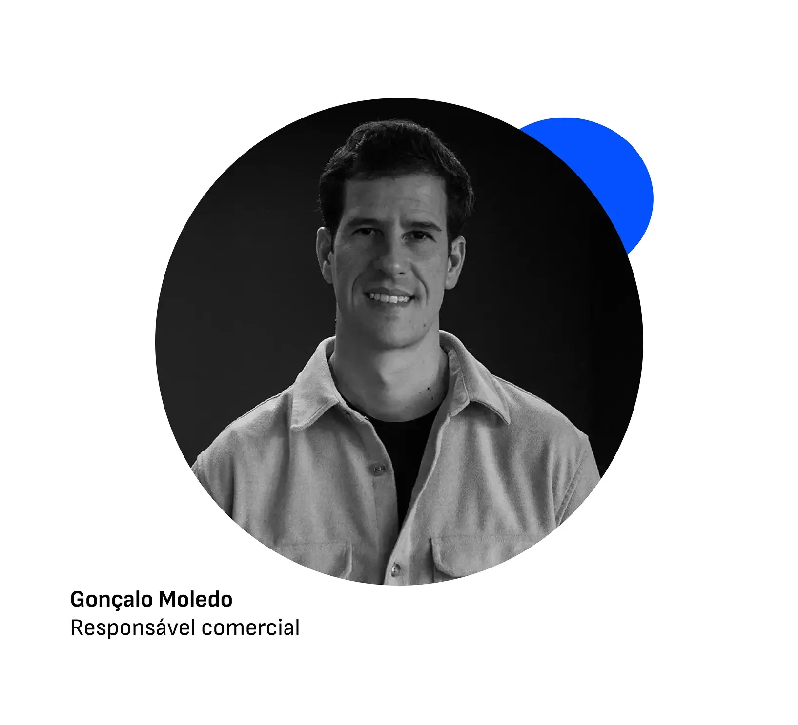 Homem sorridente usando camisa clara em retrato circular.