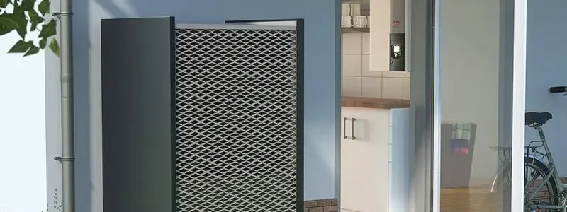 Außengerät einer Wärmepumpe von Greenlemon vor einem Wohnhaus