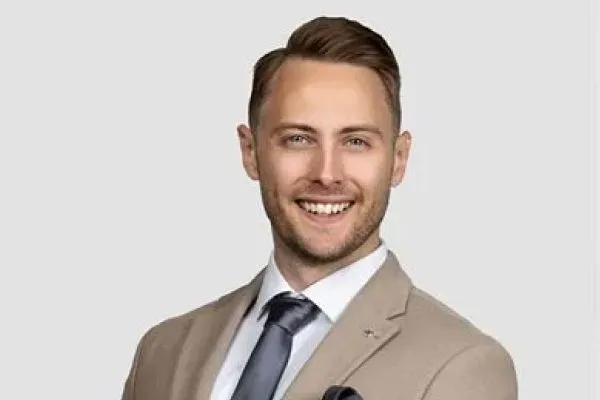 Mäklaren Gustav Hägneby hos Mäklarhuset Bromma.