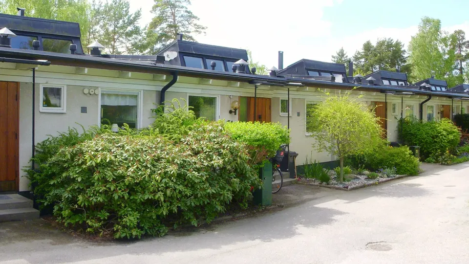 En radhuslänga i Hässelby.