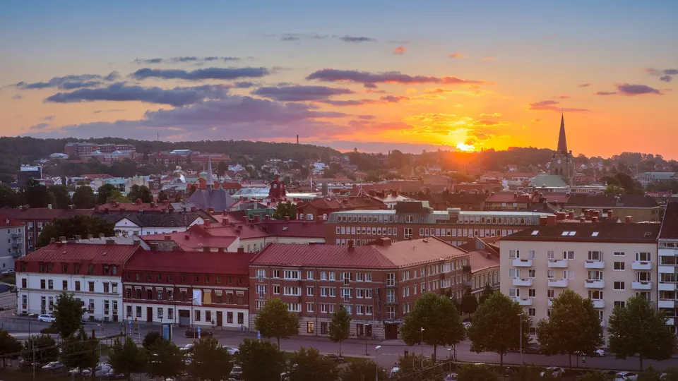 Vy över solnedgång och hustak Halmstad i Hallands län.