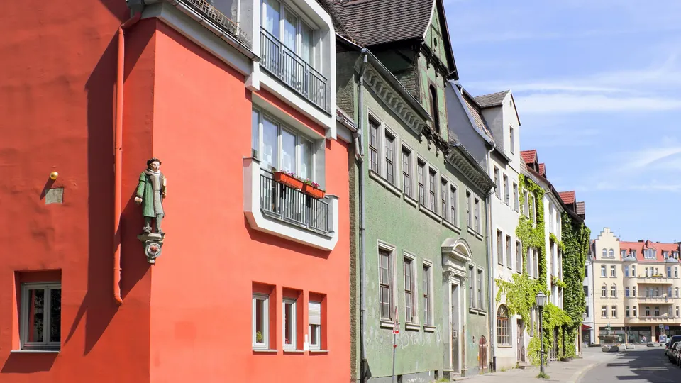 Bunte Altbauten an einer Straße in Halle (Saale)