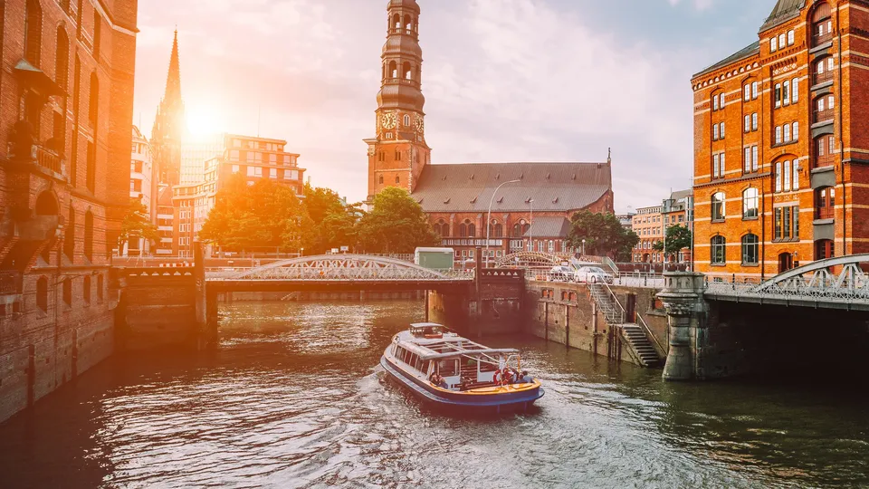 Kanal in der Hamburger Speicherstadt mit Boot und Kirchturm