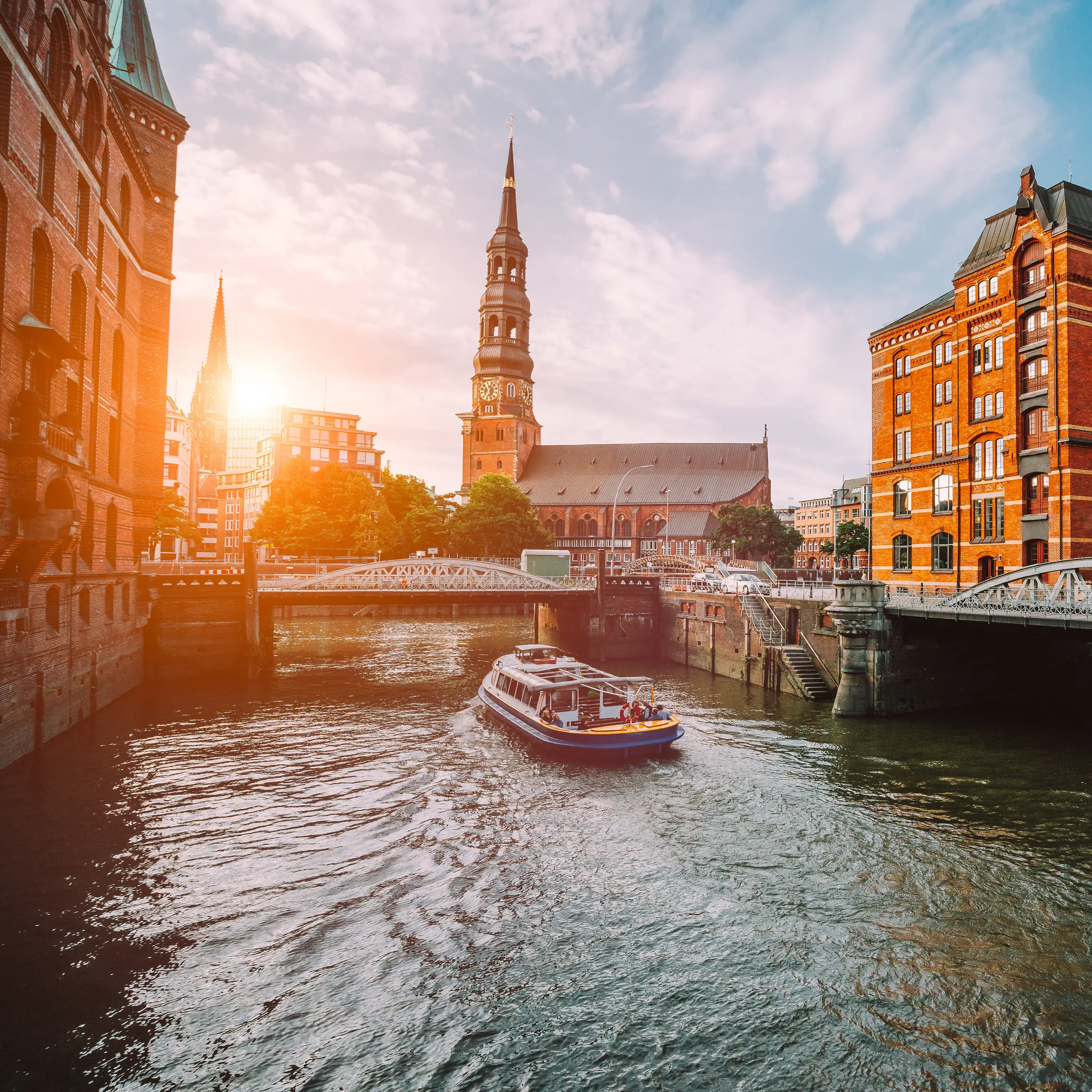 Kanal in der Hamburger Speicherstadt mit Boot und Kirchturm