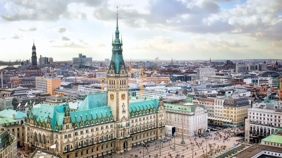 Blick auf das Hamburger Rathaus und den Rathausmarkt im Zentrum der Hansestadt Hamburg.