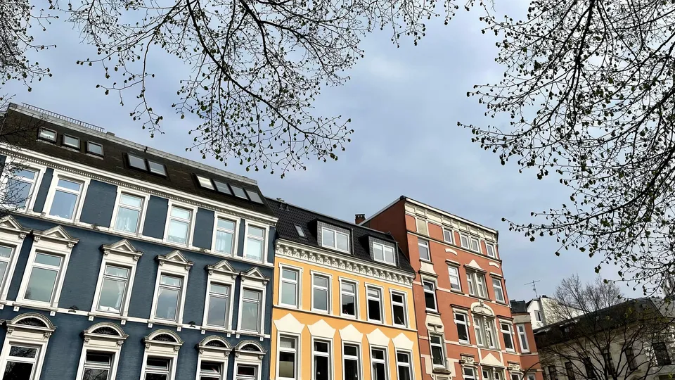 Reihe bunter Altbauten in Hamburg-Altona-Altstadt