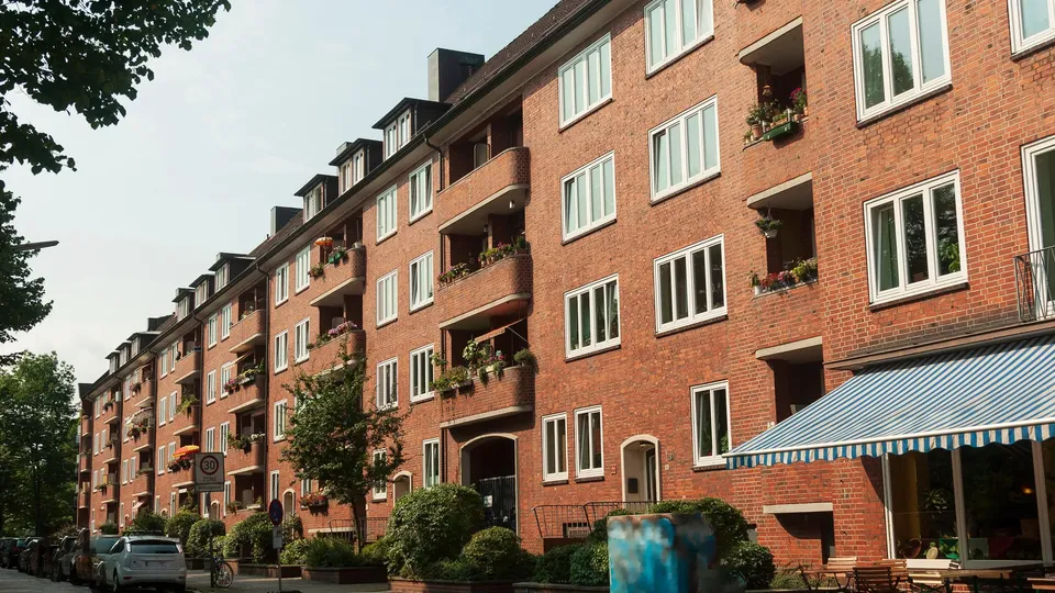 Rote Backstein-Wohnhäuser an einer Straße in Hamburg-Barmbek-Nord
