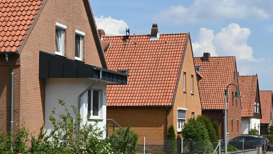 Backsteinhäuser mit Ziegeldächern in Hamburg-Billstedt