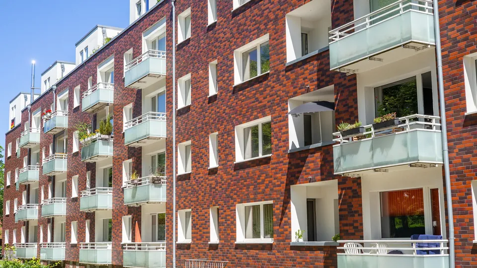 Backstein-Wohnhaus mit Balkonen in Hamburg-Eilbek