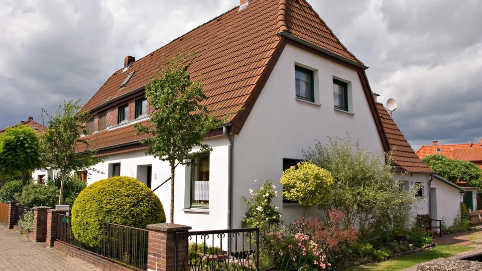 Weißes Einfamilienhaus mit Garten in Hamburg-Niendorf