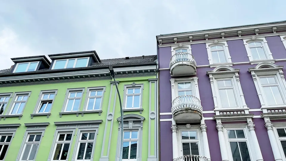 Grüne und violette Altbauten in Hamburg-Ottensen