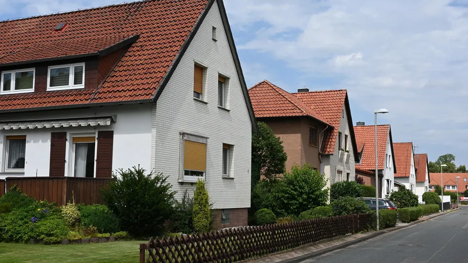 Einfamilienhäuser an einer Wohnstraße in Hamburg-Rahlstedt