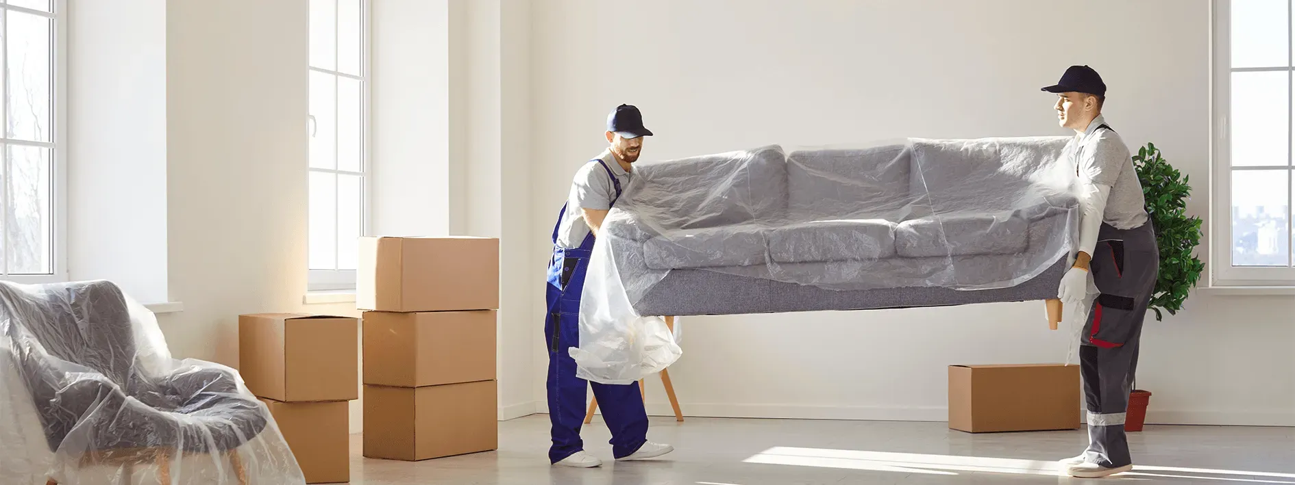 generic-Flyttemænd bærer en sofa.