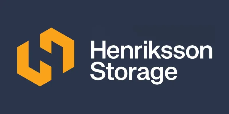 Flytt- och magasineringsföretaget Henriksson Storage logotyp.