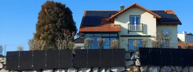 HMS PV Systeme – single-family house with a solar panel roof installation and a solar panel privacy fence
