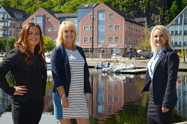 Bilde av tre meglere som representerer Eiendomsmegler 1 Holmestrand