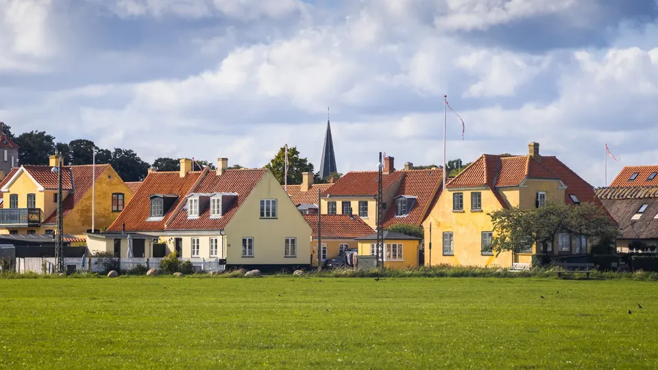 Danske murstensvillaer i en lille dansk landsby