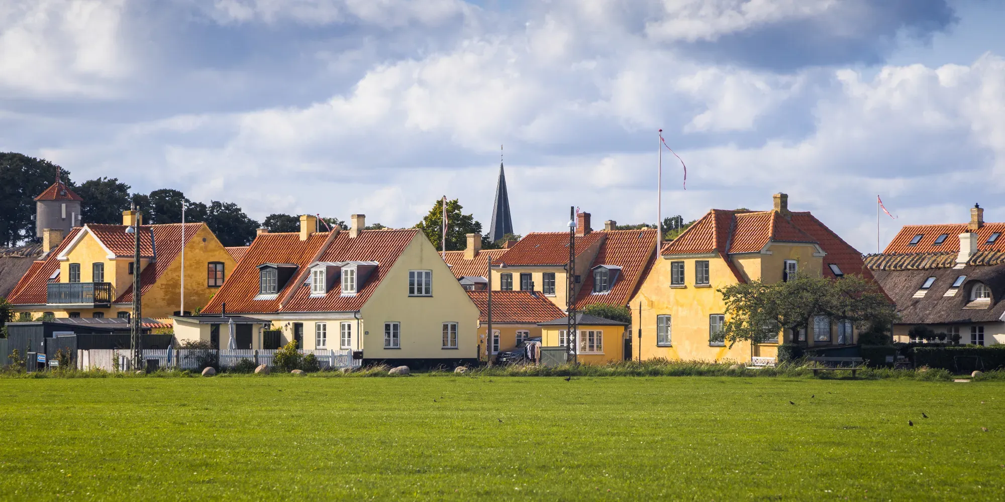 Danske murstensvillaer i en lille dansk landsby