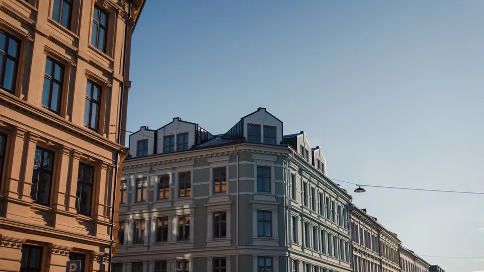 Rekke med historiske europeiske bygninger på Grünerløkka i Oslo.