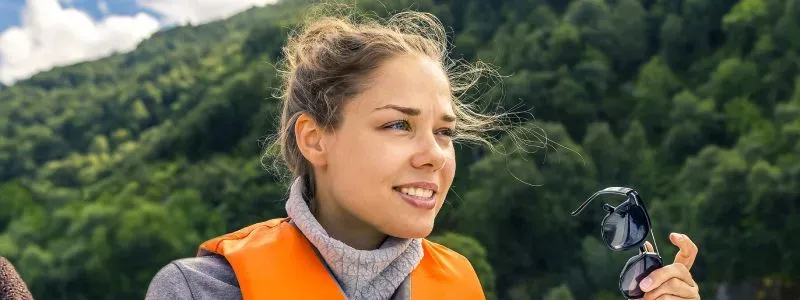 Kvinde styrer en båd.