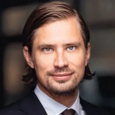 Mäklaren Jakob Nilsson hos Notar Älvsjö.