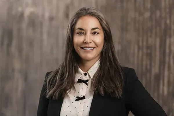 Mäklaren Jazmine Ohgami hos Erik Olsson Kungsbacka.