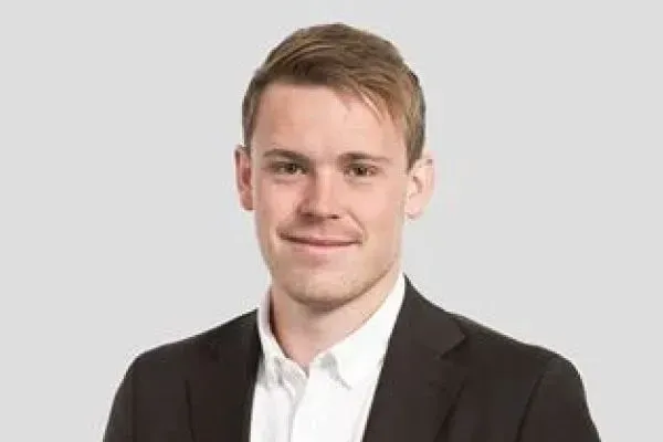 Mäklaren Jesper Melvinger hos mäklarbyrån Mäklarhuset Norrköping.