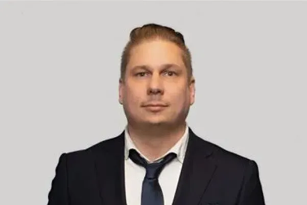 Mäklaren Johan Nilsson hos Mäklarhuset Borås.