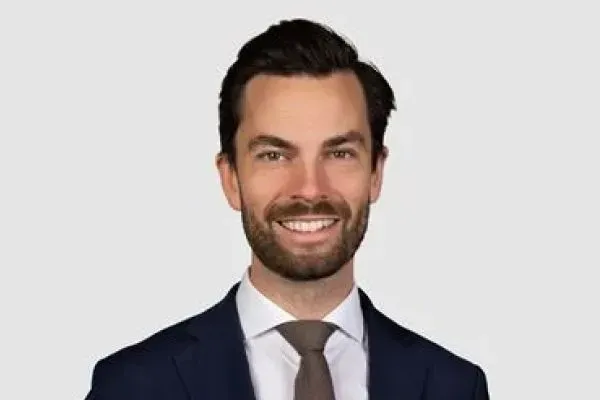 Mäklaren Jonas Mattsson hos Mäklarhuset Bromma.