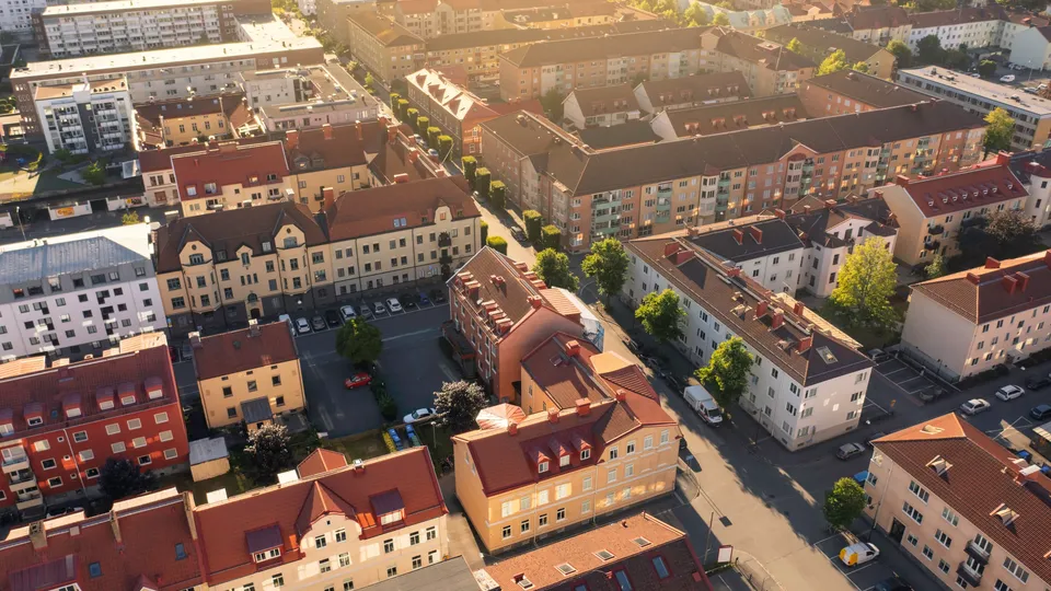 Flygfoto över bostadsområde i Jönköping med färgglada byggnader och rödteglade tak.
