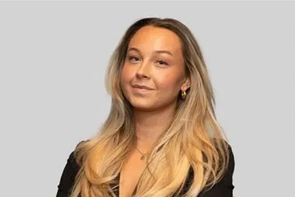 Mäklaren Julia Johansson hos Mäklarhuset Borås.