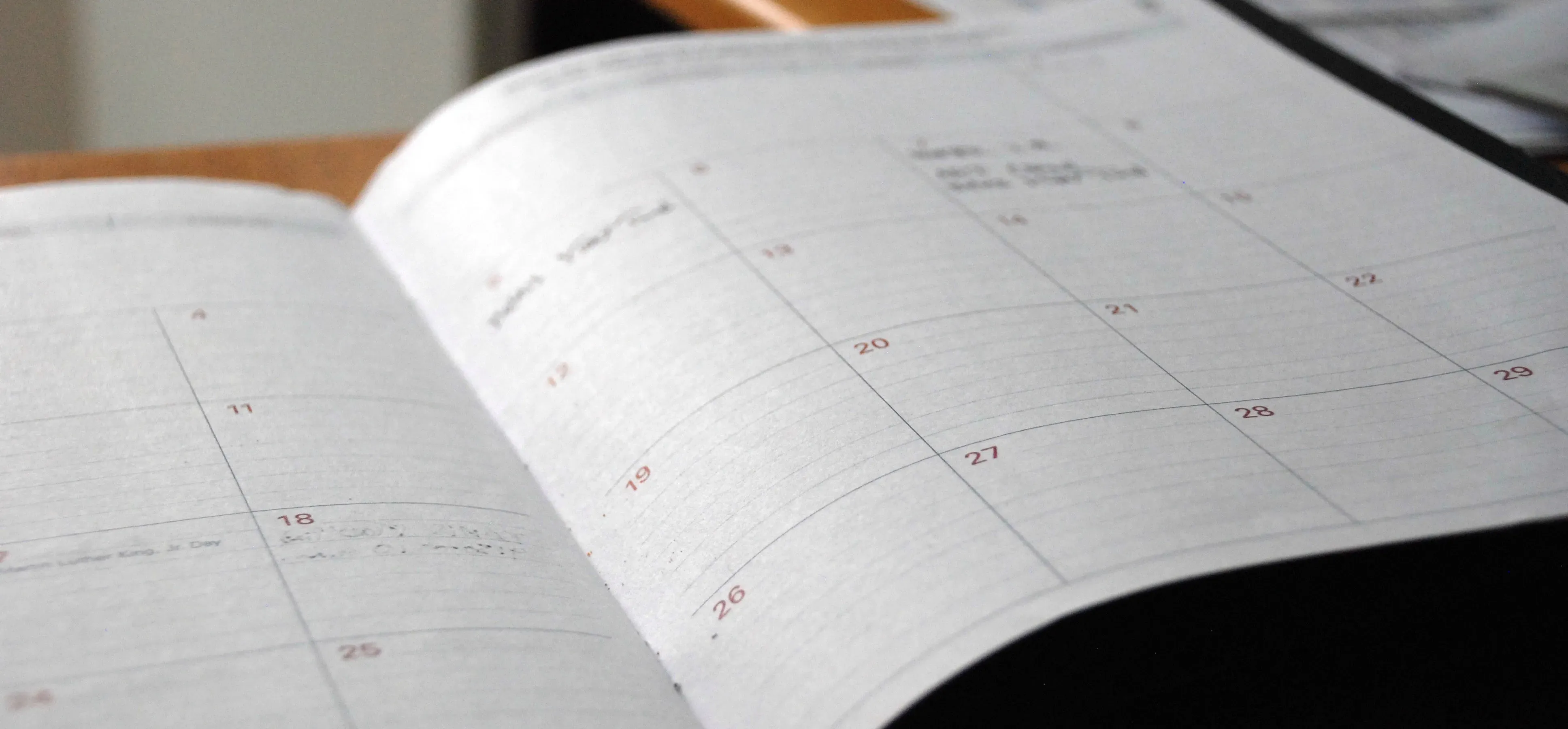 Åpent skrivebord kalender med nummererte datosider.